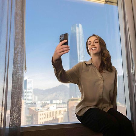 Pullman Santiago El Bosque Hotel Kültér fotó A woman taking a selfie