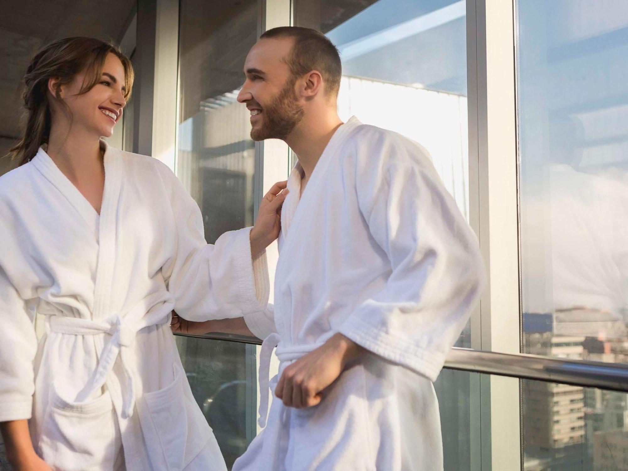 Pullman Santiago El Bosque Hotel Kültér fotó A couple wearing bathrobes