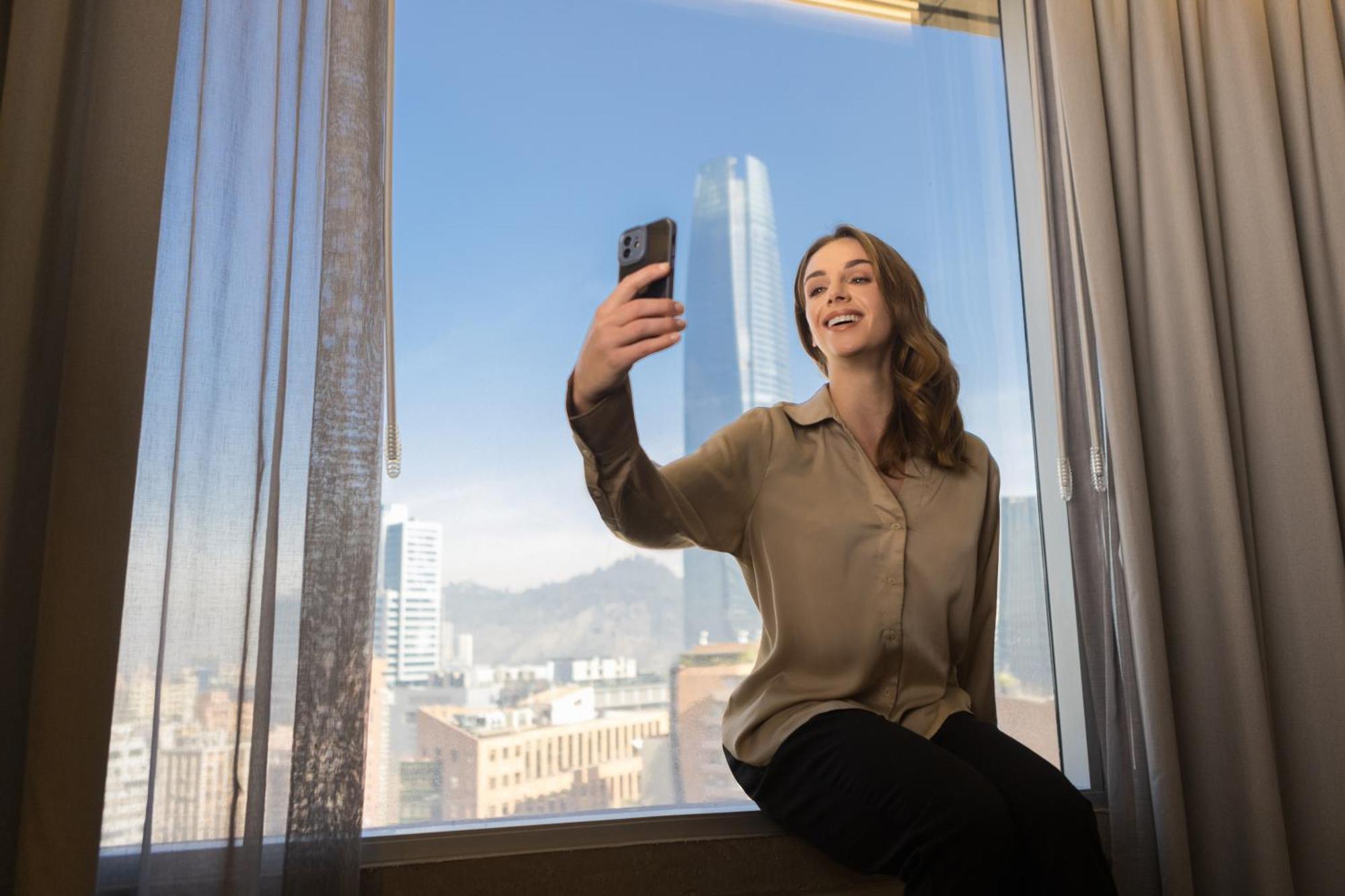 Pullman Santiago El Bosque Hotel Kültér fotó A woman taking a selfie