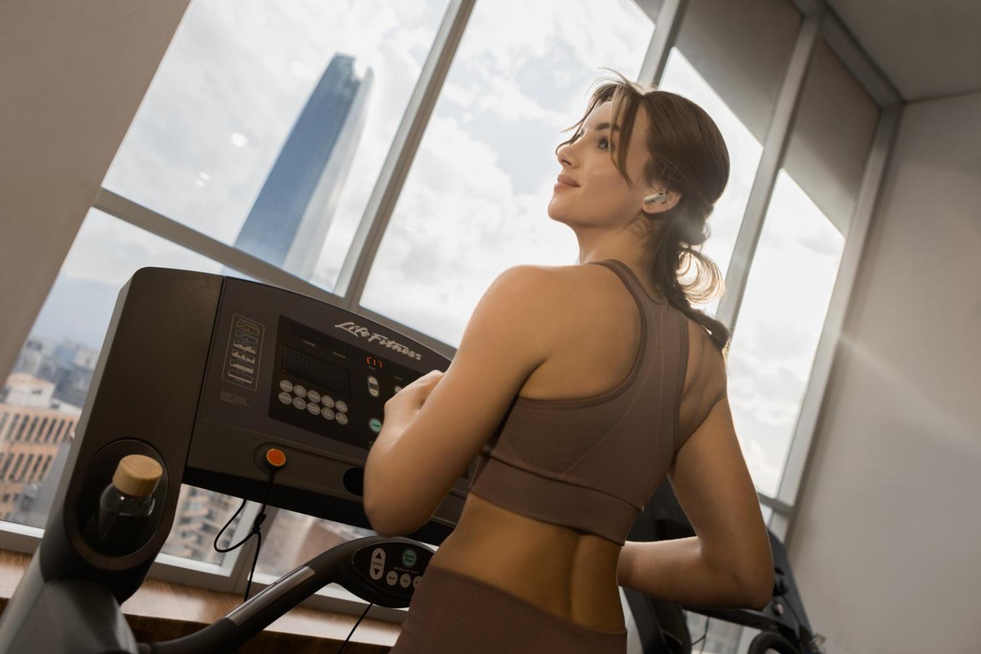 Pullman Santiago El Bosque Hotel Kültér fotó A woman exercising on a treadmill