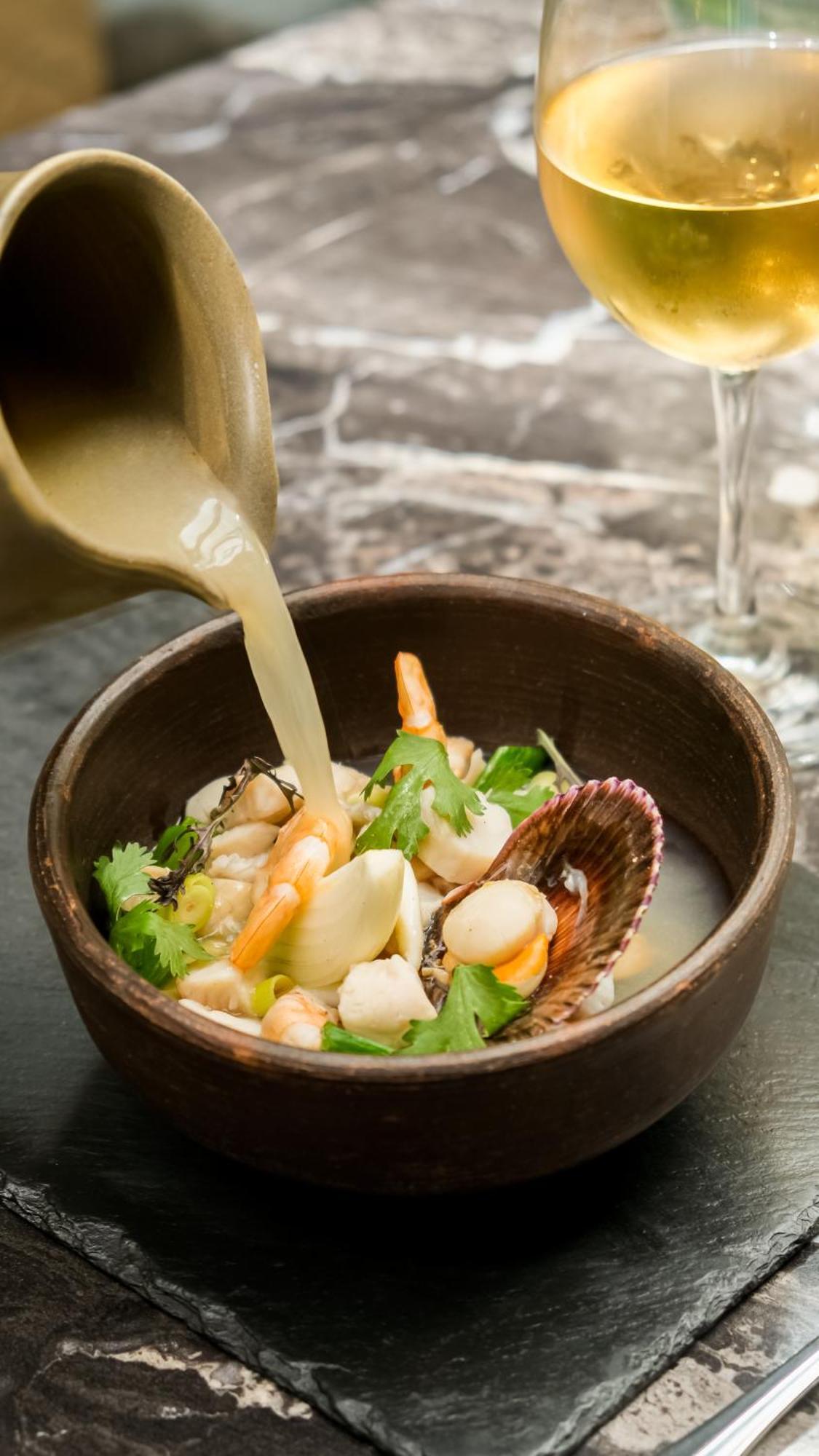 Pullman Santiago El Bosque Hotel Kültér fotó Bouillon being poured into a bowl of seafood