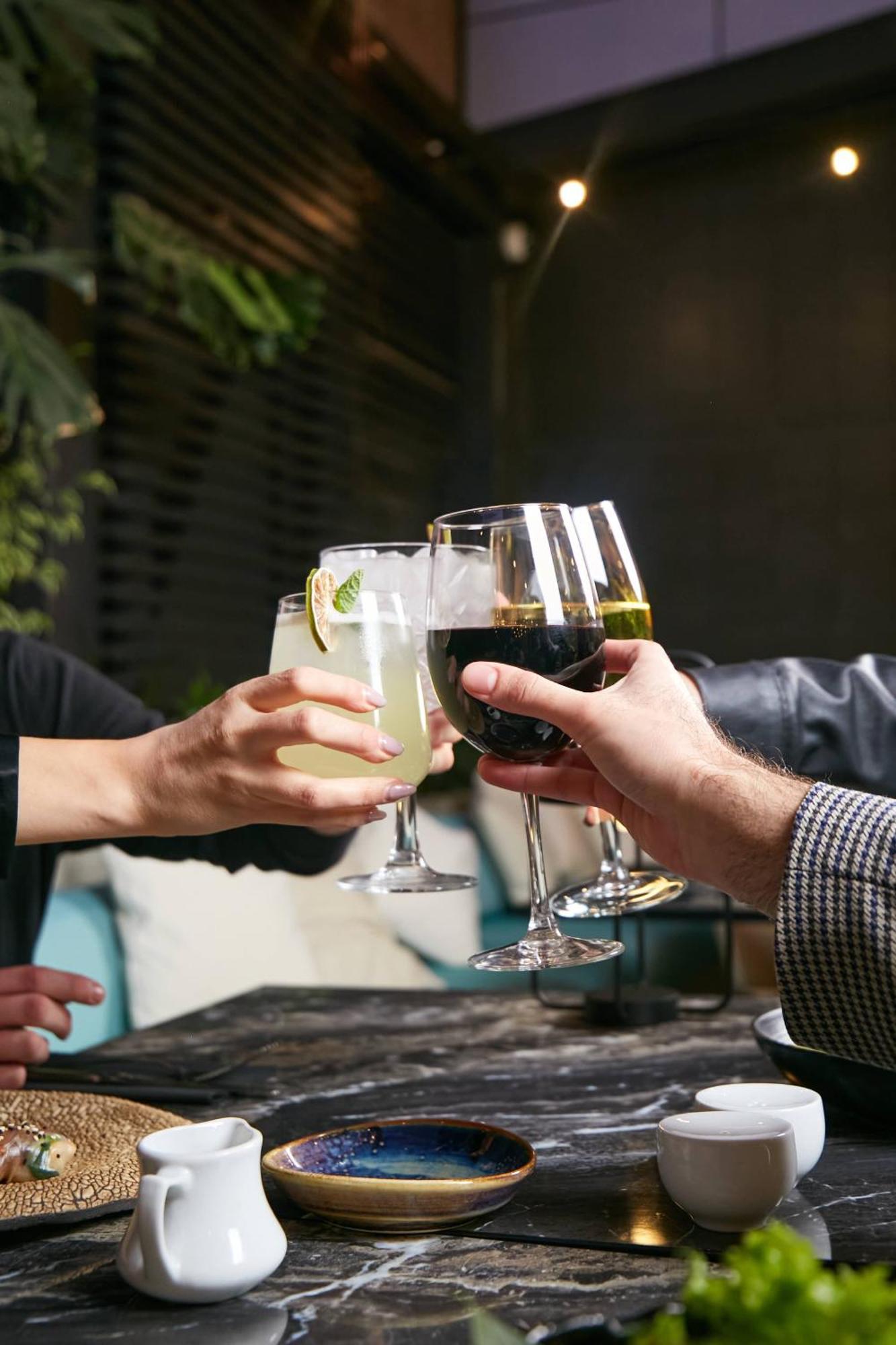 Pullman Santiago El Bosque Hotel Kültér fotó A toast with wine and cocktails